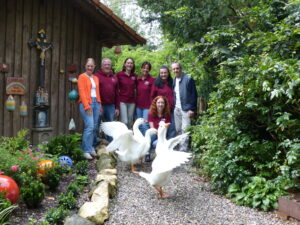 Sabrina Weichslgartner, Robert Viertaler, Veronika Wiener, Karin Schlichter, Susanne Habrunners, Gastwirt Manfred Wallhammer und (kniend) Juliane Schlichter
